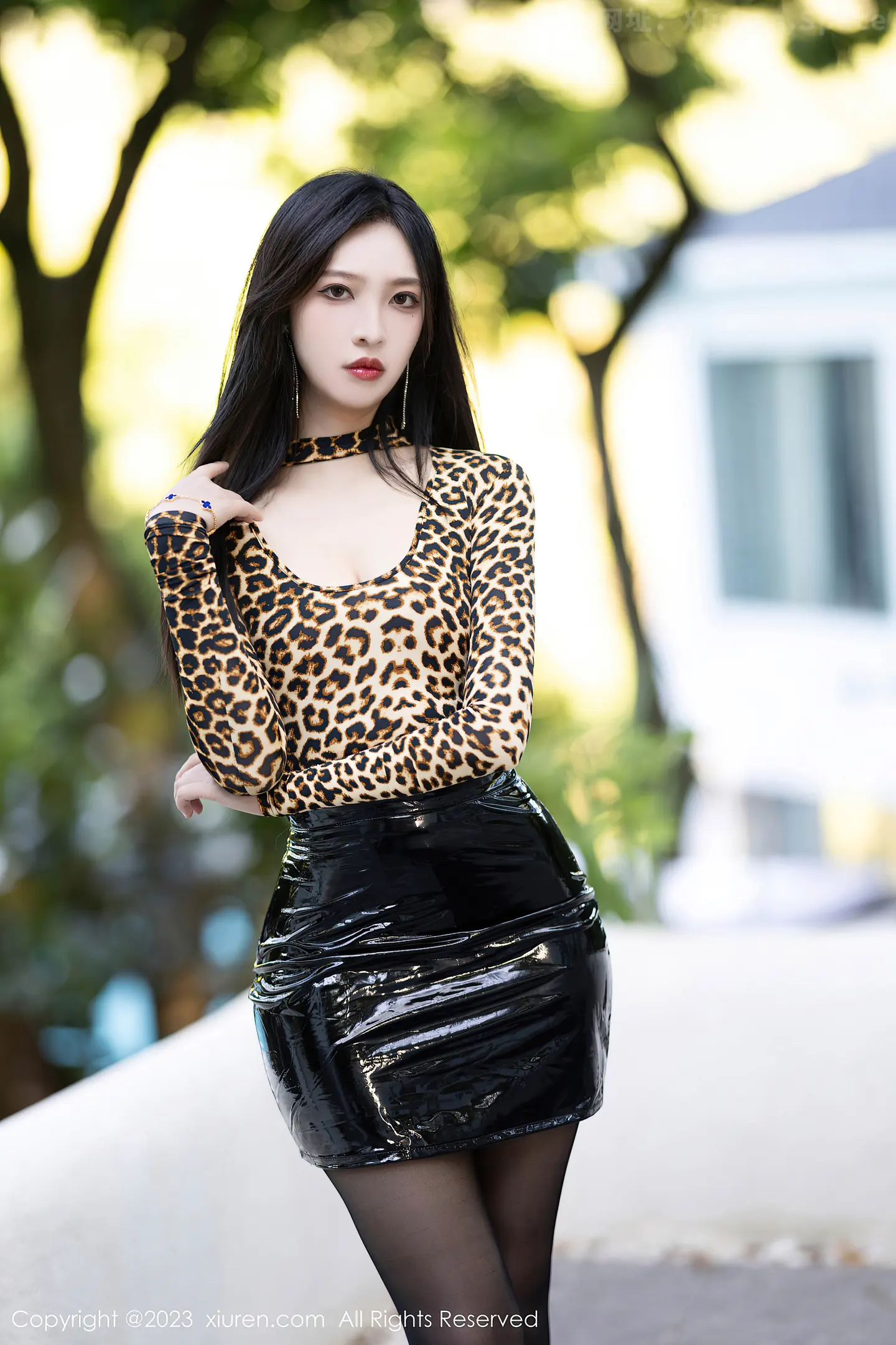 图片[4]-[XiuRen秀人网]VOL.7372 模特郑颖姗Bev性感豹纹服饰配黑皮短裙露开档黑丝撩人诱惑写真82P-秀人网官方网站